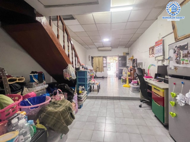 *****ทาวน์เฮ้าส์มือสองกรุงเทพมหานคร ม.เวียงเทพ2 ช่างอากาศอุทิศ เนื้อที่ 20 ตร.ว. ฟังก์ชัน 2 ห้องนอน 2 ห้องน้ำ 1 ที่จอดรถ แถมฟรี! 1 เครื่องปรับอากาศ บนทำเลเพียง 10 นาทีก็ถึงสนามบินดอนเมือง ใกล้รถไฟฟ้าสายสีแดง "สถานีดอนเมือง" และทางด่วน "อุตราภิมุข"